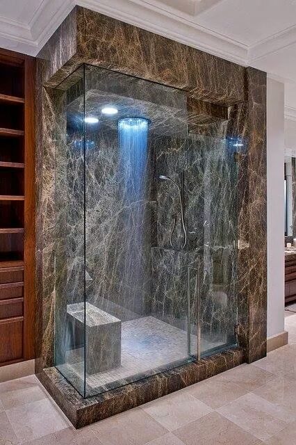 Bagno in marmo marrone con venature dorate