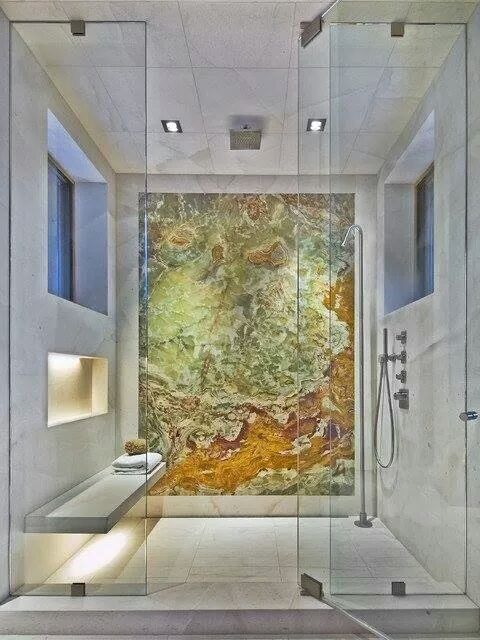 Bagno in marmo verde acqua, ocra e ambra