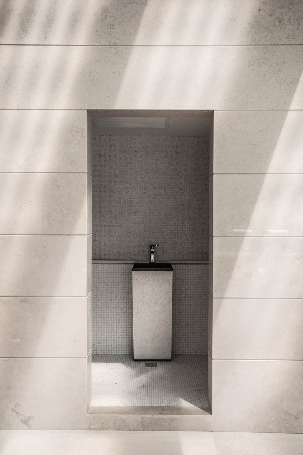 Bagno in marmo bianco e grigio tenue