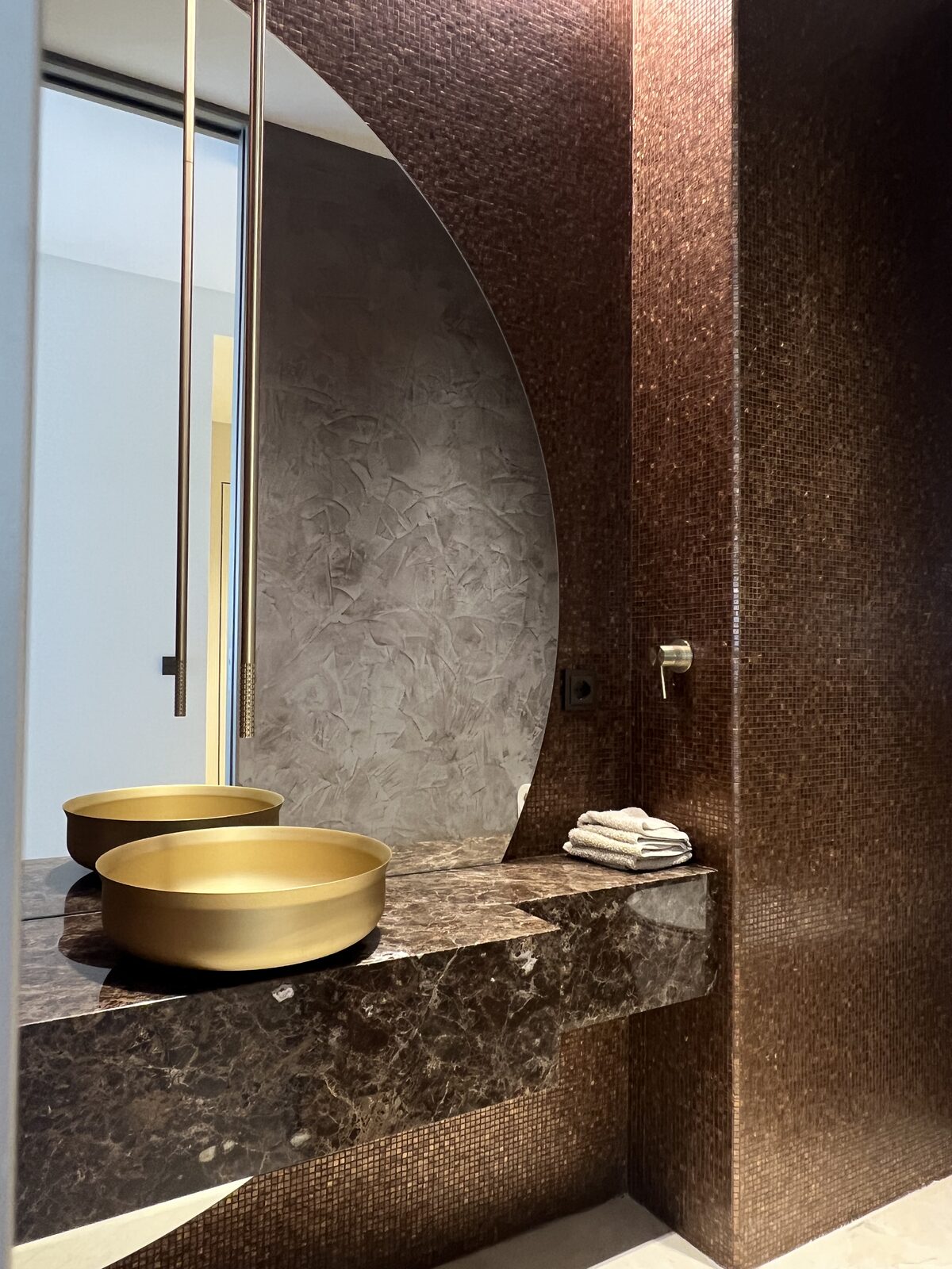 Bagno in marmo marrone scuro con venature bianche