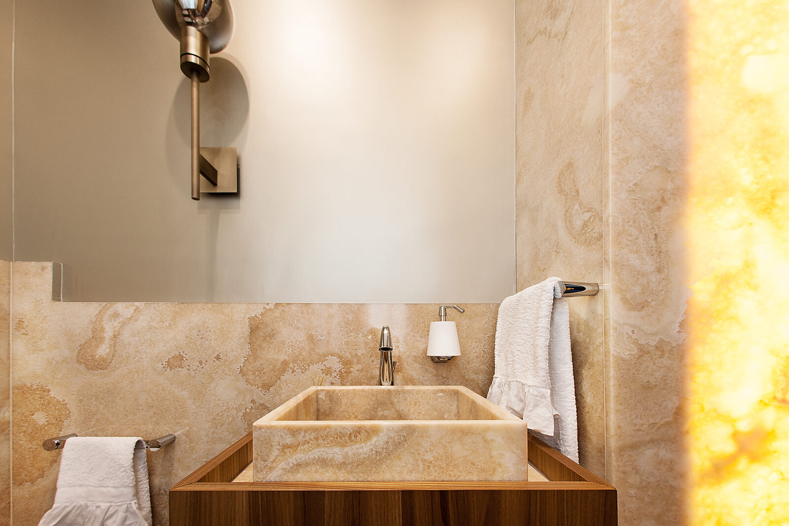 Bagno in marmo beige dorato