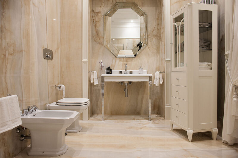 Bagno in marmo beige-avorio con venature nocciola