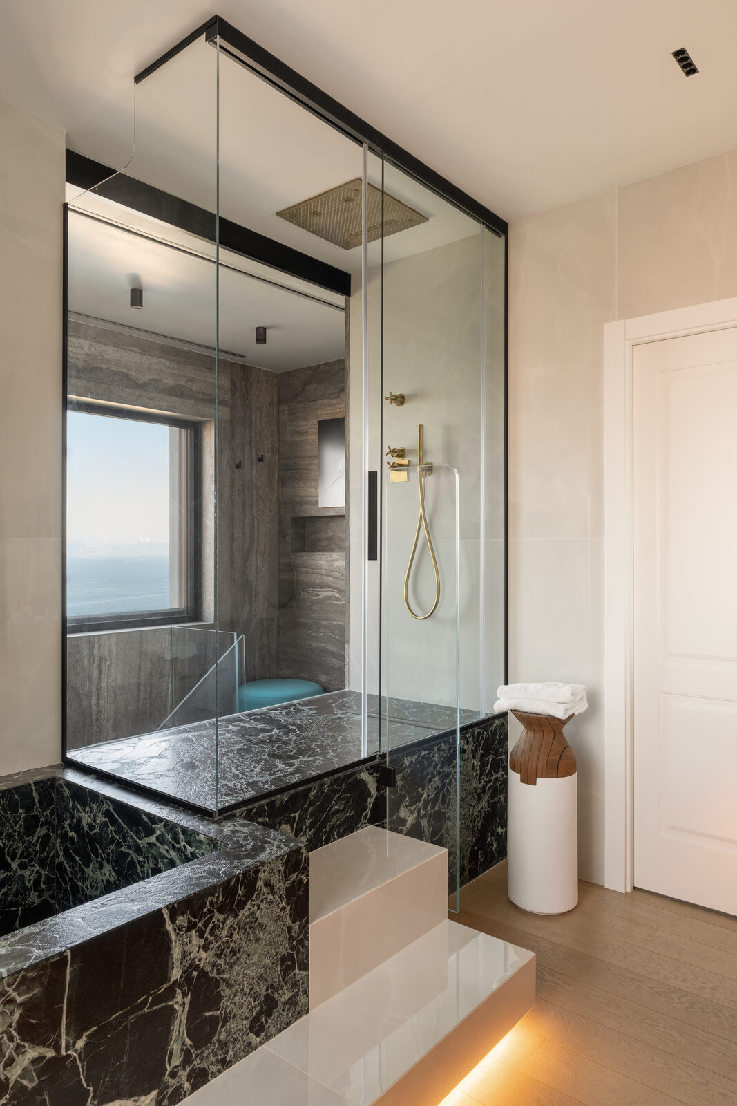 Bagno in marmo verde scuro venato lucido