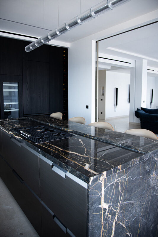 Cucina in marmo nero con venature dorate