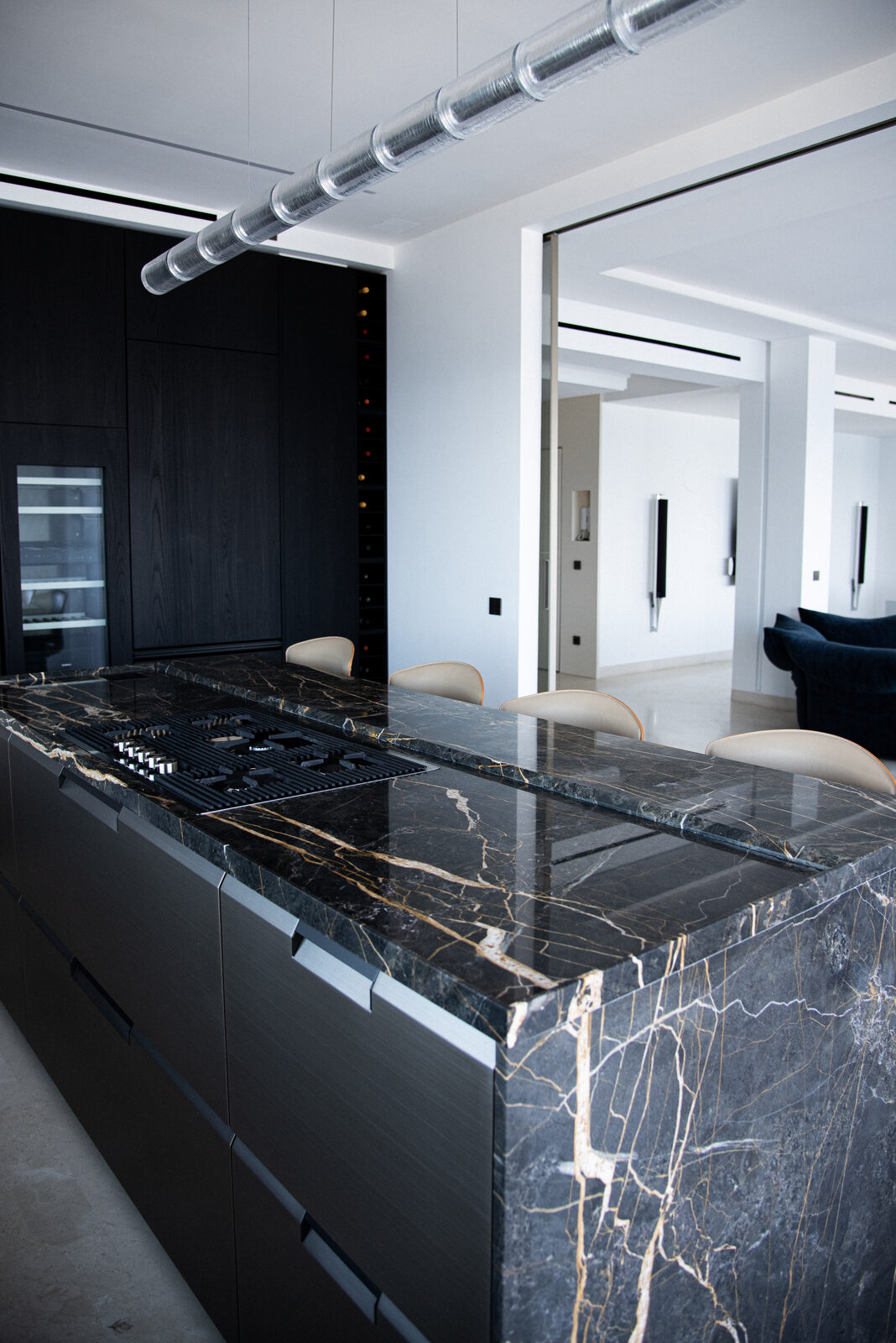 Cucina in marmo nero con venature dorate