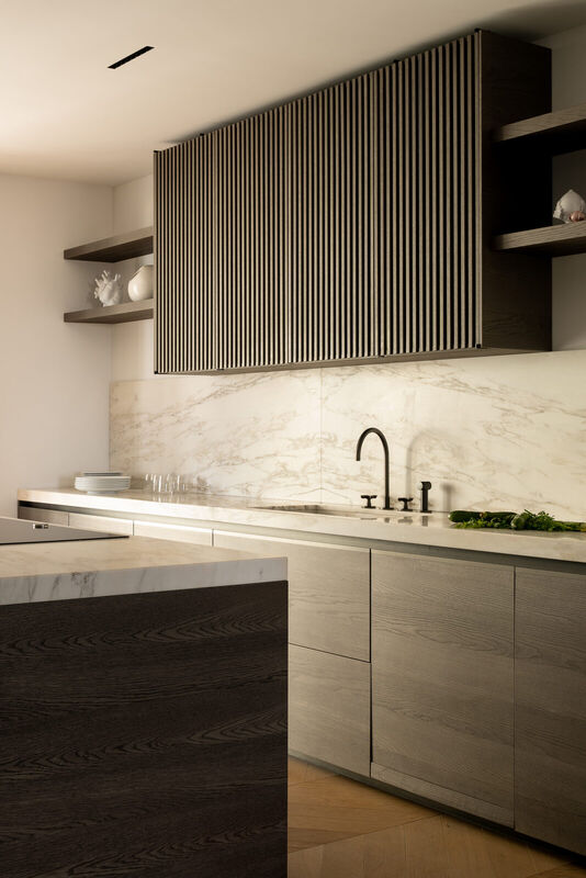 Cucina in marmo bianco-avorio con venature nocciola