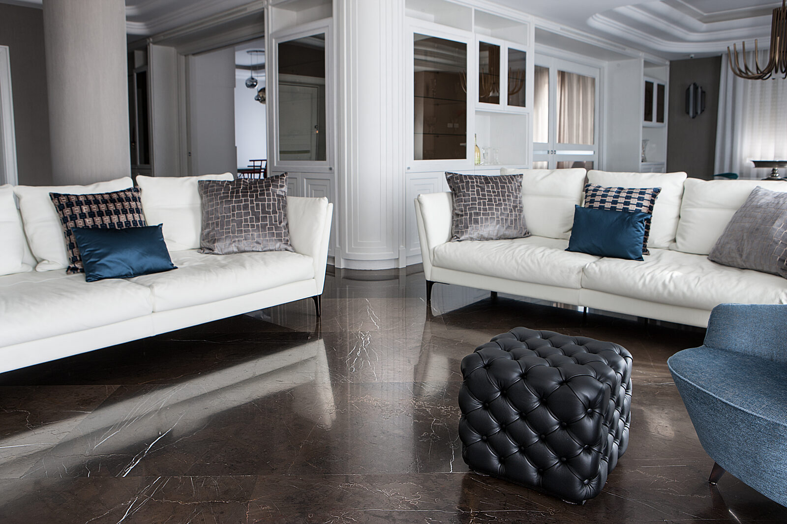 Pavimento in marmo marrone con venature bianche
