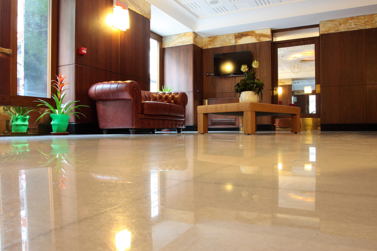 Pavimento in marmo beige chiaro con sfumature dorate