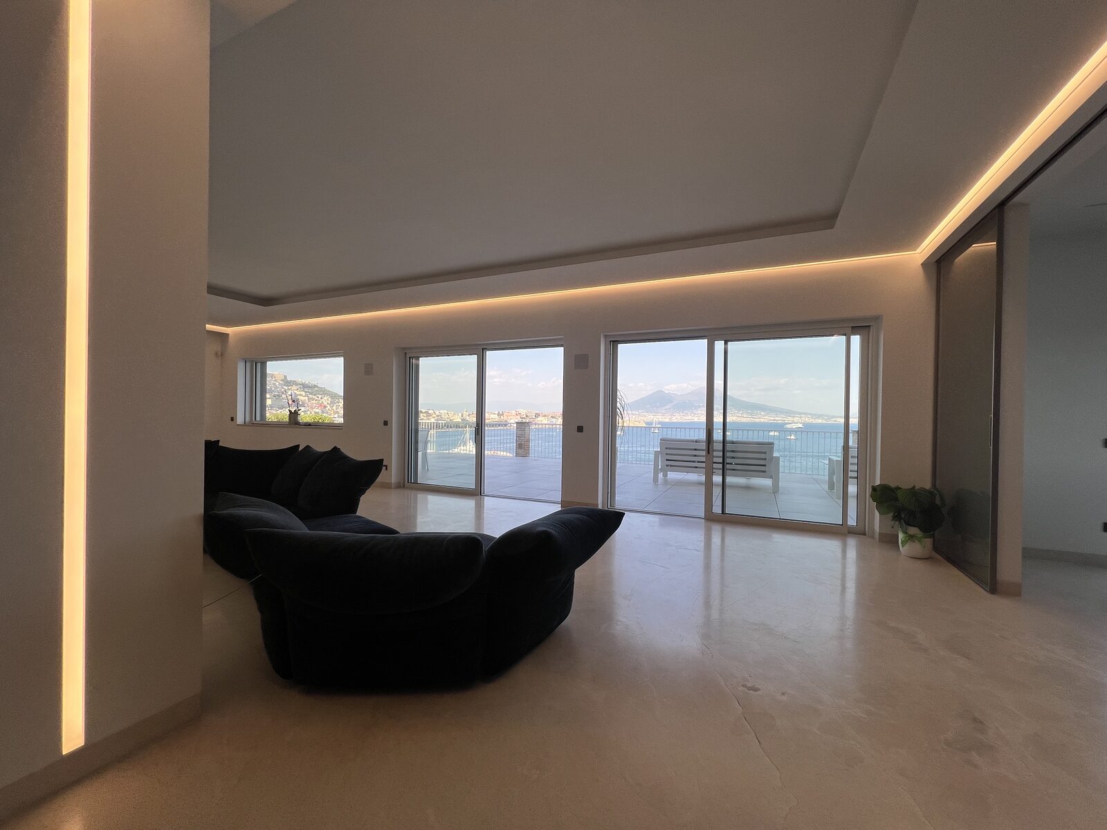 Pavimento in marmo beige-crema
