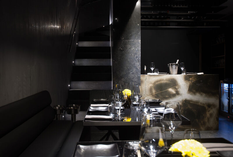 Rivestimento in marmo nero-dorato