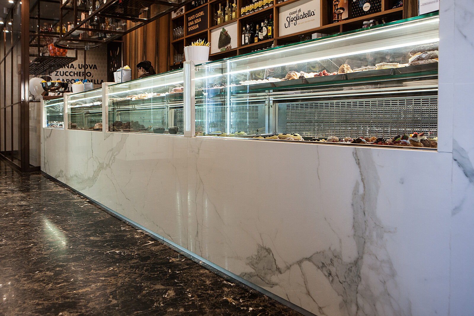 Rivestimento in marmo bianco lucido con venature grigie