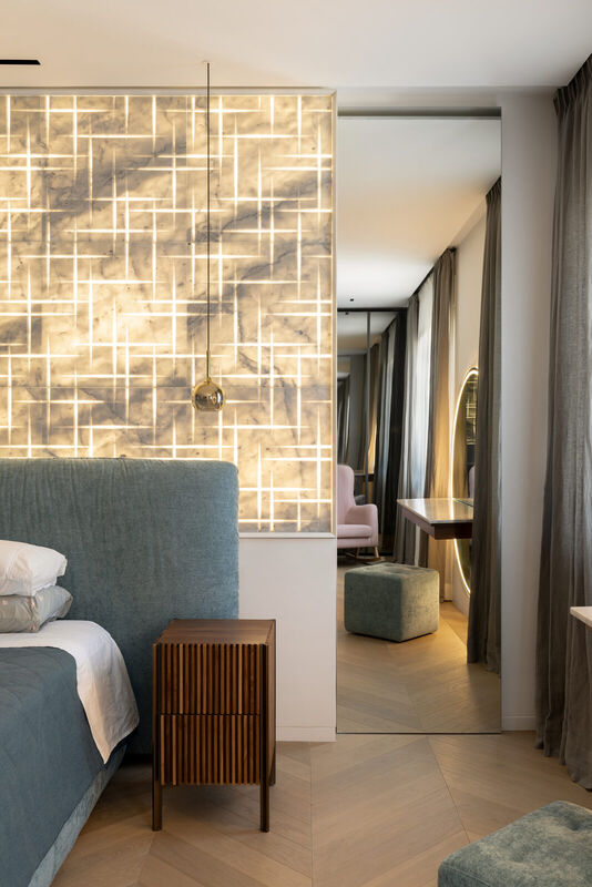 Rivestimento in marmo bianco-grigio con venature bluastre