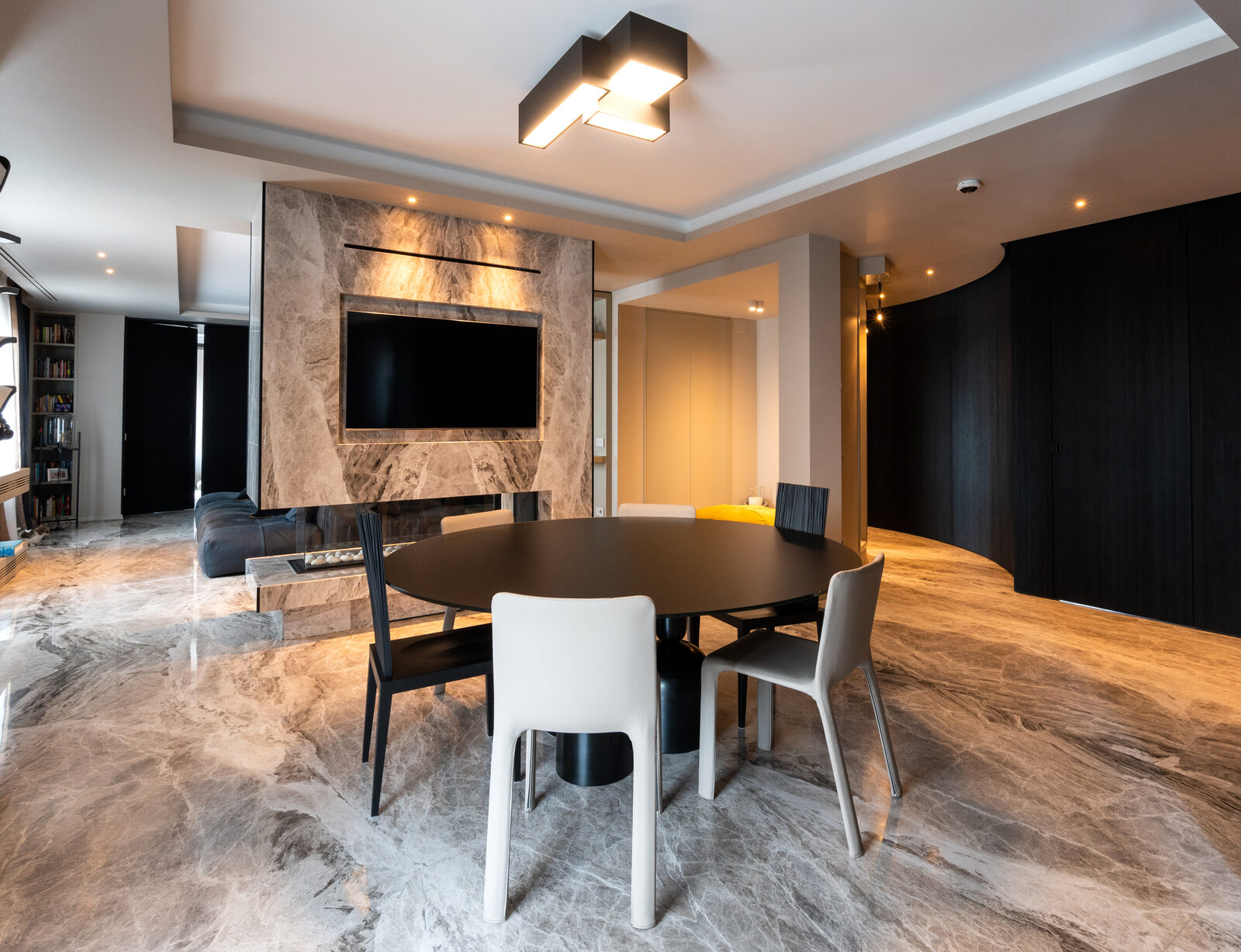 Rivestimento in marmo grigio tortora con venature scure