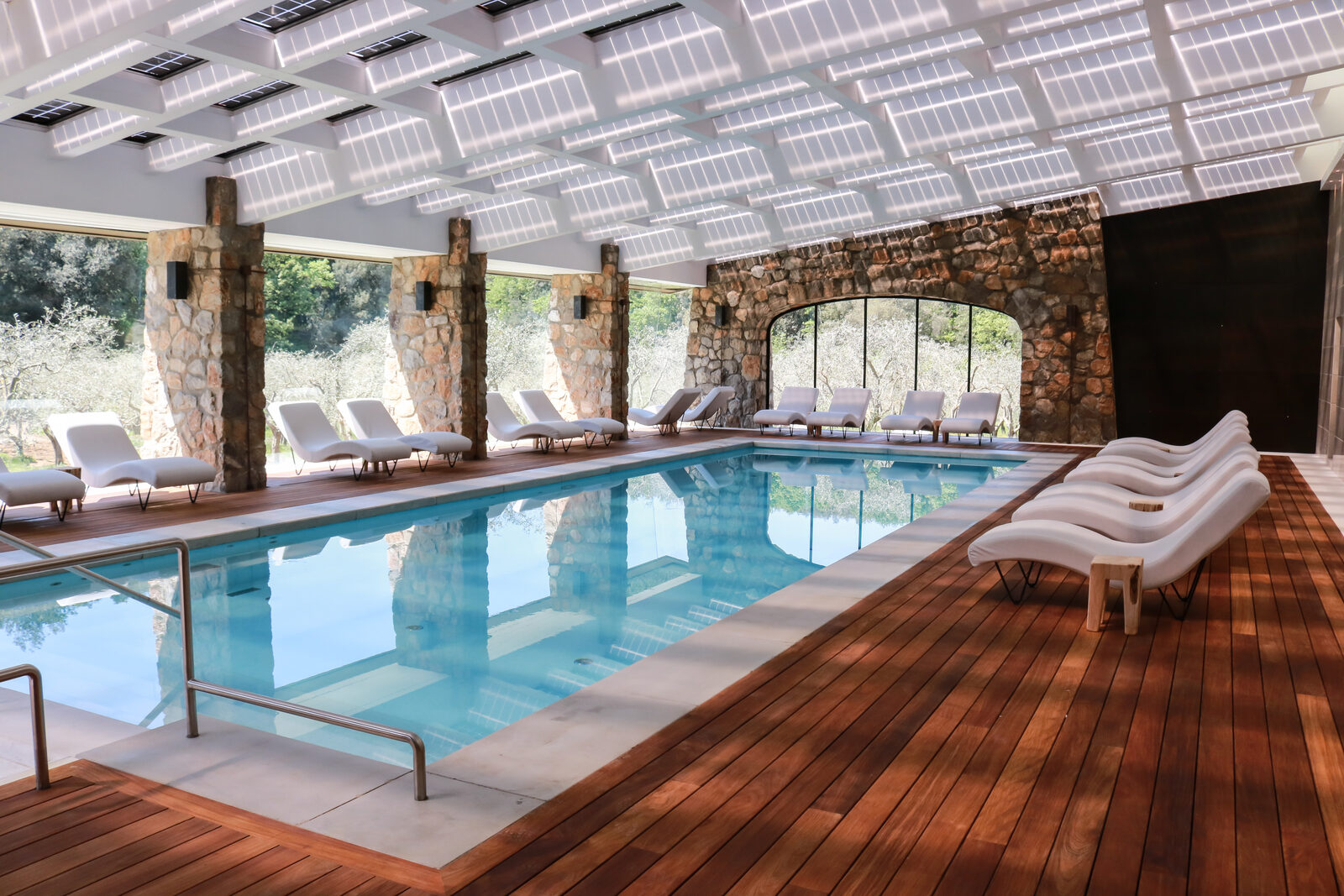 Rivestimento in marmo beige con sfumature grigie