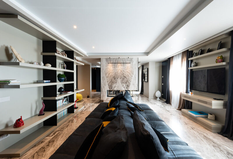 Rivestimento in marmo beige-grigio con venature a raggiera
