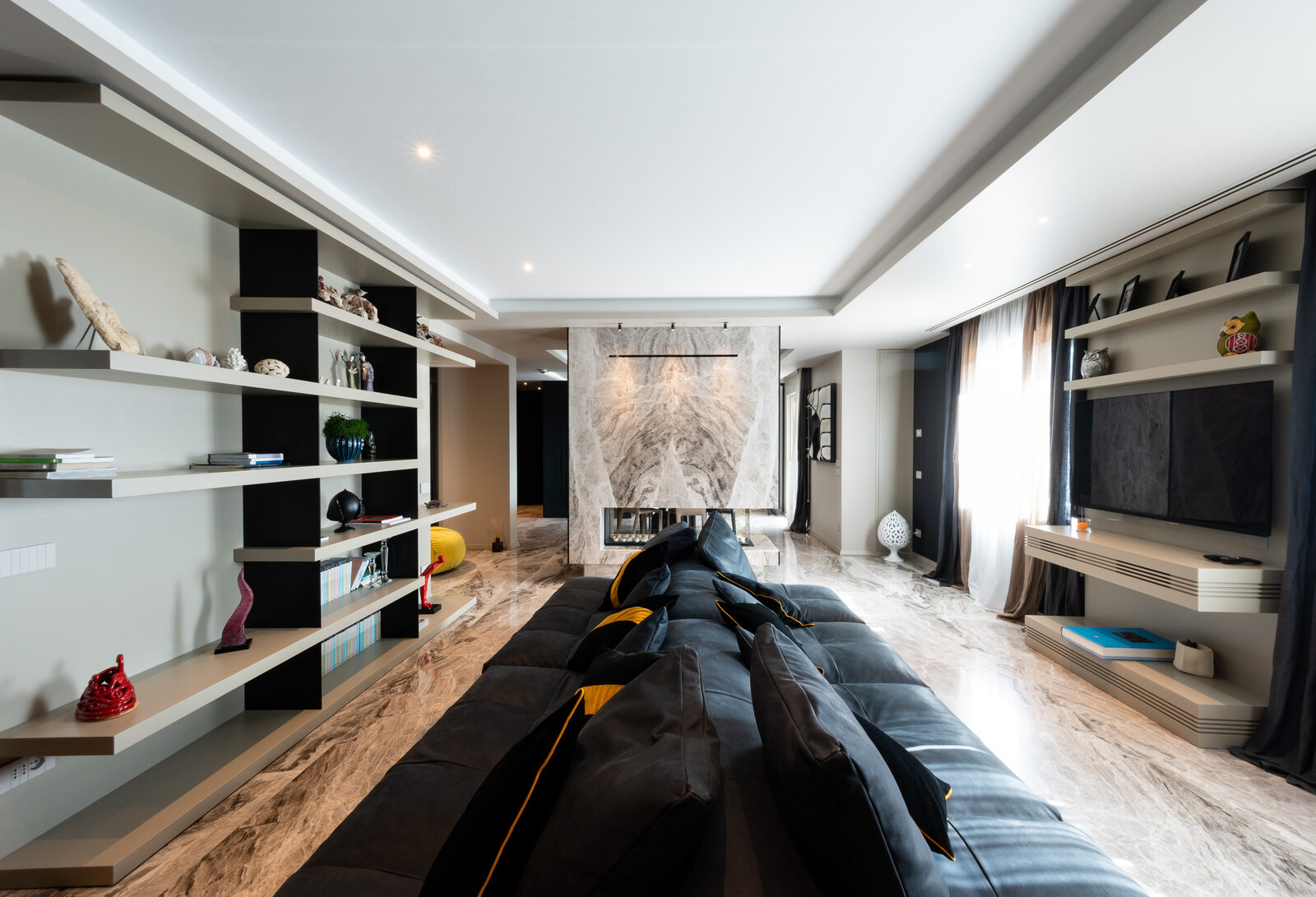 Rivestimento in marmo beige-grigio con venature a raggiera