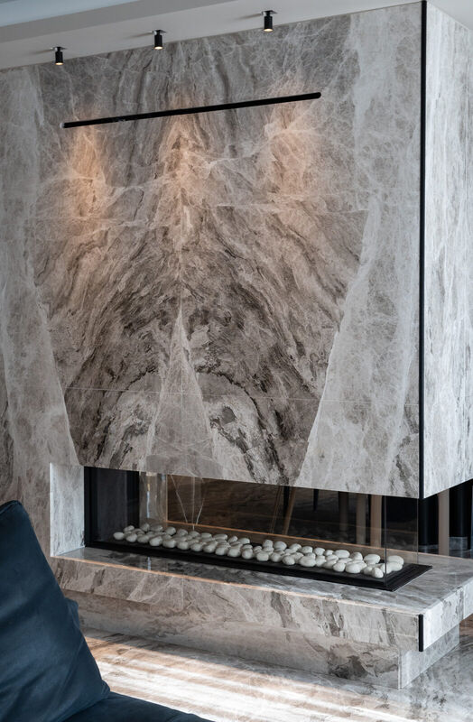 Rivestimento in marmo grigio chiaro con venature scure marcate