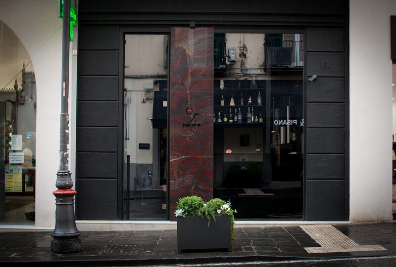 Rivestimento in marmo rosso bordeaux con venature nere