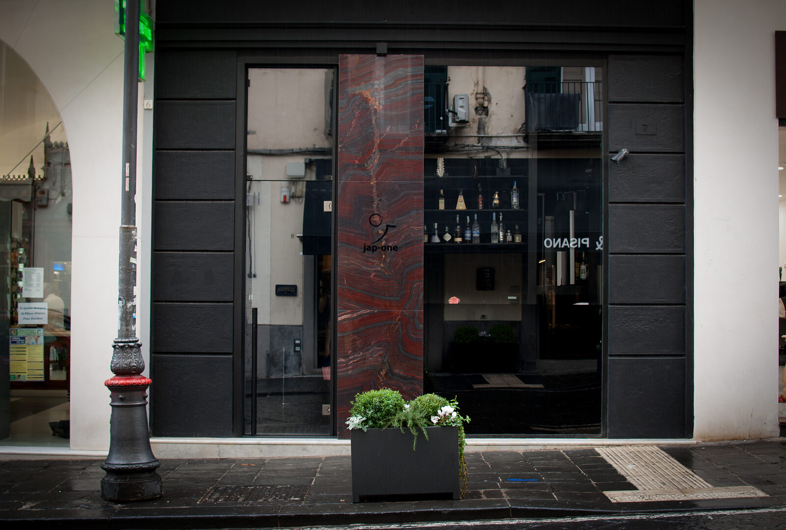 Rivestimento in marmo rosso bordeaux con venature nere